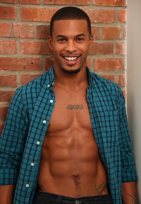 예쁜 미국 남성 슈퍼스타 안드레 도노반과 스터드 제이슨 주가 구강 성교 장면을 촬영하고 있다