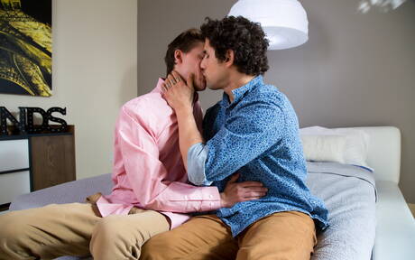 Latynoski twardziel Jimmy Clay i muskularny Grayson Fabre uprawiają gorący seks