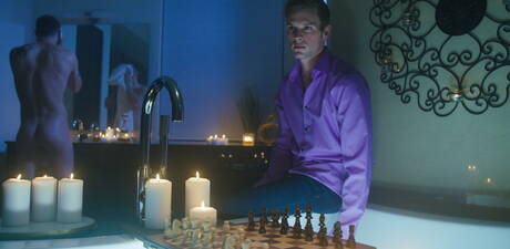 Gorący amerykański facet, mięsisty Mark Long i młody koleś Ty Thomas ruchają tyłek po ssaniu kutasa w wannie