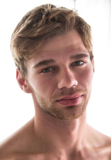 Der junge Amerikaner Scotty Zee und der russische harte Kerl Dalton Briggs in heißer homosexueller Action