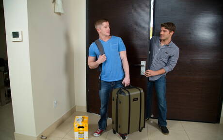 Les beaux mecs américains Bridger Watts et Chris Blades, bien bâtis, ont un bon sexe anal