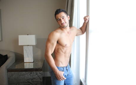 Latino bodybuilder Kayden Andrews jerk off