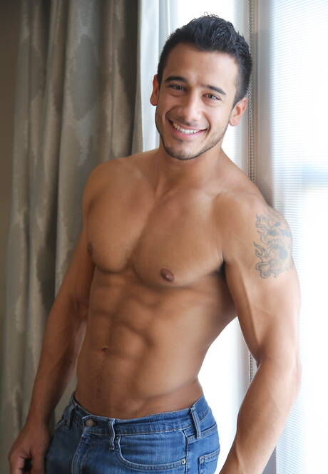 Latino bodybuilder Kayden Andrews jerk off