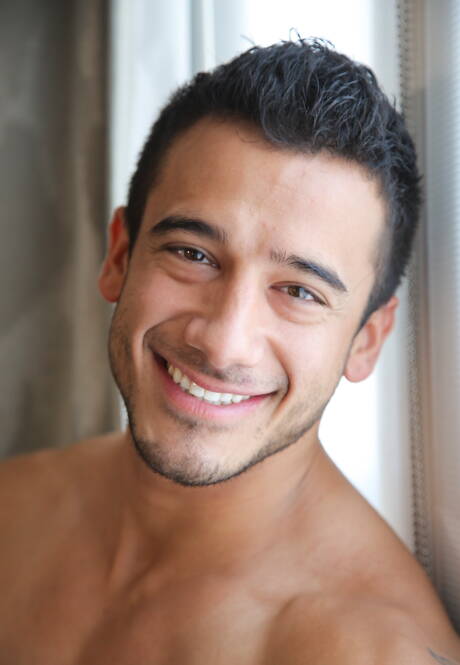 Latino bodybuilder Kayden Andrews jerk off