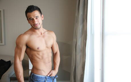 Latino bodybuilder Kayden Andrews jerk off