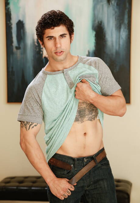 Łaciński twardziel Jimmy Clay i amerykański mięśniak Chris Blades ruchają się w dupę po ssaniu kutasa