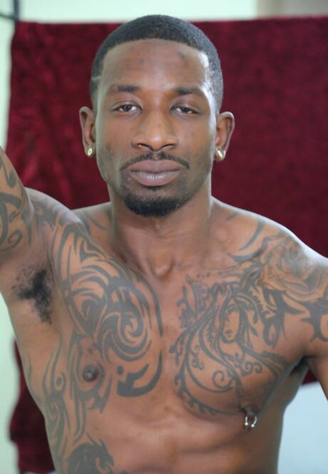 Lo stallone peloso spagnolo Dario Beck e il ragazzo husky americano Aston Springs si scopano il culo dopo aver succhiato il cazzo