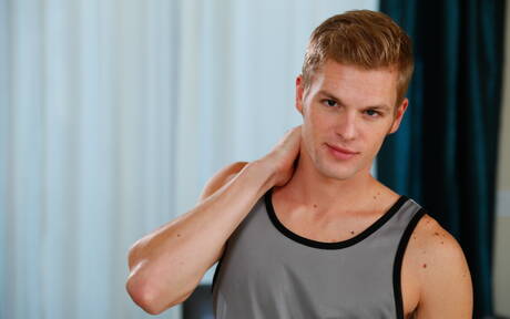 Hübsche amerikanische Jungs, der junge Kerl Scotty Zee und der schöne Junge Ty Thomas ficken den Arsch nach dem Saugen