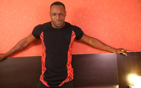 加拿大肌肉男布蘭登瓊斯和利奧布魯克斯進行火辣跨種族性愛