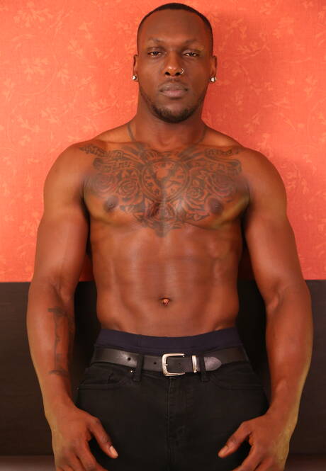 加拿大肌肉男布蘭登瓊斯和利奧布魯克斯進行火辣跨種族性愛