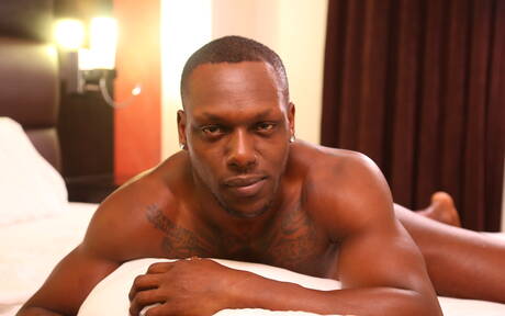 加拿大肌肉男布蘭登瓊斯和利奧布魯克斯進行火辣跨種族性愛