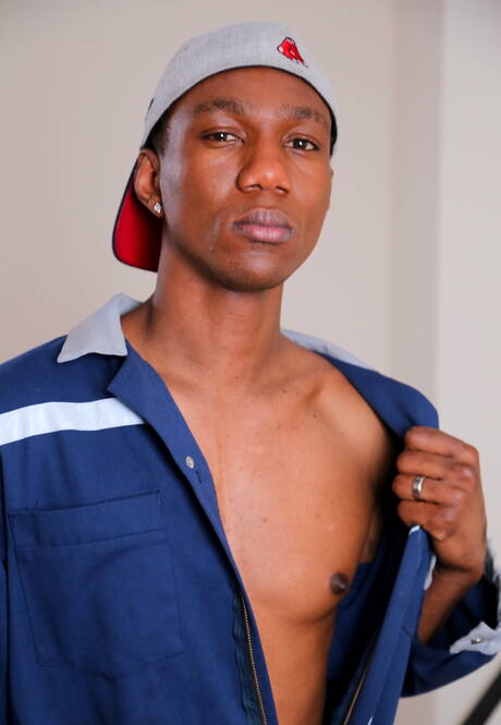 Der schöne Ebenholzjunge Ray A posiert nackt und zeigt einen schönen Hintern