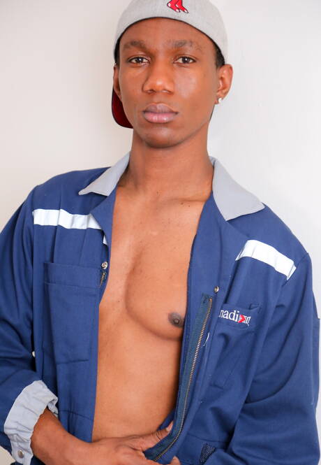 Der schöne Ebenholzjunge Ray A posiert nackt und zeigt einen schönen Hintern