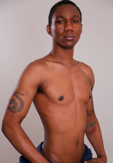 Der schöne Ebenholzjunge Ray A posiert nackt und zeigt einen schönen Hintern