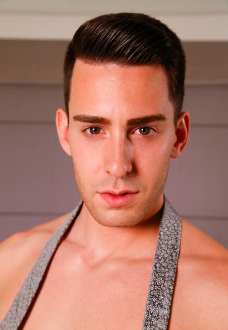 Lo stallone Blake Barnes e il muscoloso americano Lance Taylor si godono un bel sesso anale