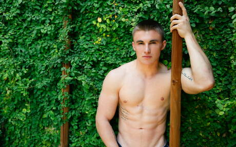 Die amerikanischen Bodybuilder Jake Davis und Conan Mcguire ficken den Arsch, nachdem sie im Freien Schwänze gelutscht haben