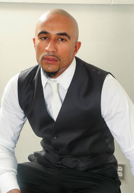 黒檀の雄牛キング・ノワールがバスルームで強靭な肉体を披露