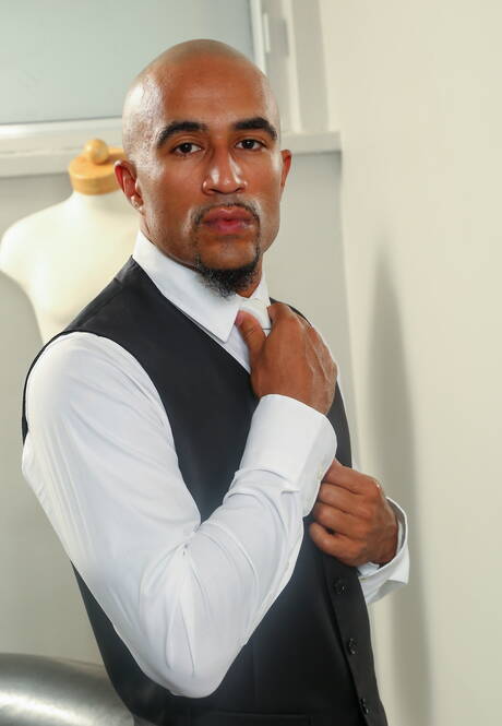 黒檀の雄牛キング・ノワールがバスルームで強靭な肉体を披露