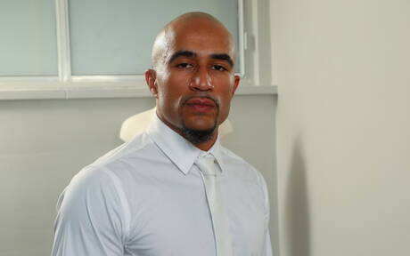 黒檀の雄牛キング・ノワールがバスルームで強靭な肉体を披露