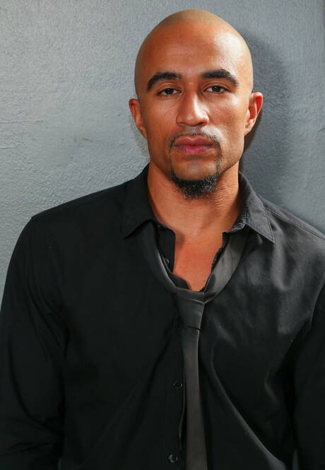 黒檀の雄牛キング・ノワールがバスルームで強靭な肉体を披露