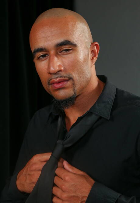 黒檀の雄牛キング・ノワールがバスルームで強靭な肉体を披露