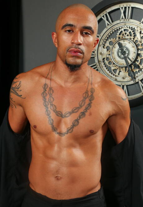 黒檀の雄牛キング・ノワールがバスルームで強靭な肉体を披露