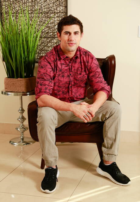 Seksowni kumple Jimmy Clay, Scott Demarco i Allen Lucas uprawiają gorący seks w trójkącie w kuchni