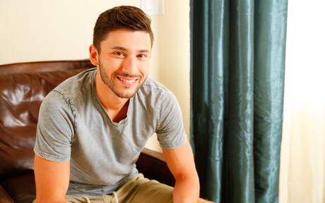 Seksowni kumple Jimmy Clay, Scott Demarco i Allen Lucas uprawiają gorący seks w trójkącie w kuchni