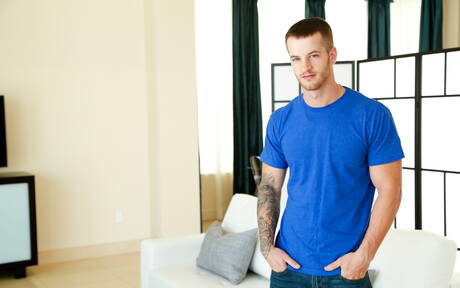 El hombre fuerte Mitch Hanson se folla el culo después de chupar la polla