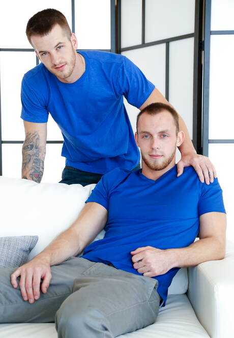 El hombre fuerte Mitch Hanson se folla el culo después de chupar la polla