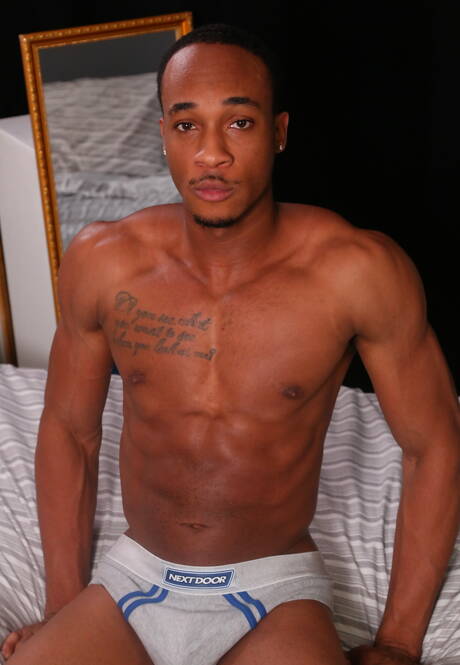 拉丁帥哥 Jordano Santoro 和黑人帥哥 Trent King 享受精彩的跨種族口交