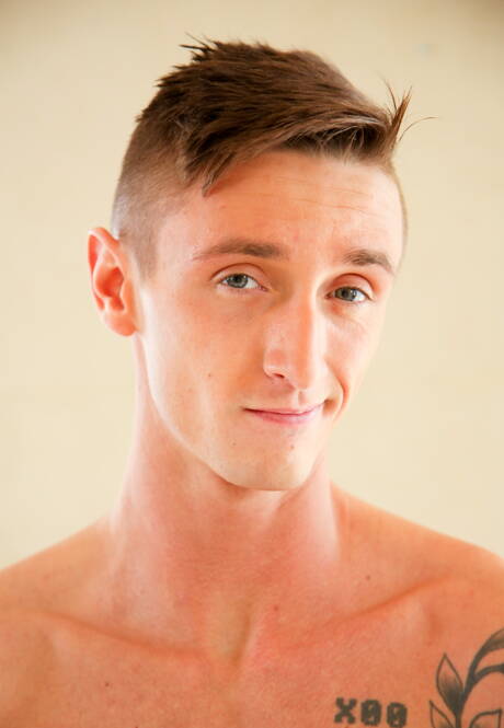 Americani sexy, il muscoloso Markie More e la lontra Lance Ford in una bollente azione di sesso anale nella vasca da bagno