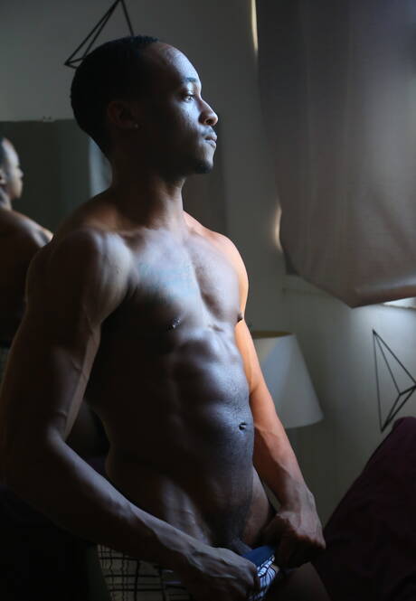 Ebbenhouten superstud Trent King toont een gespierd lichaam