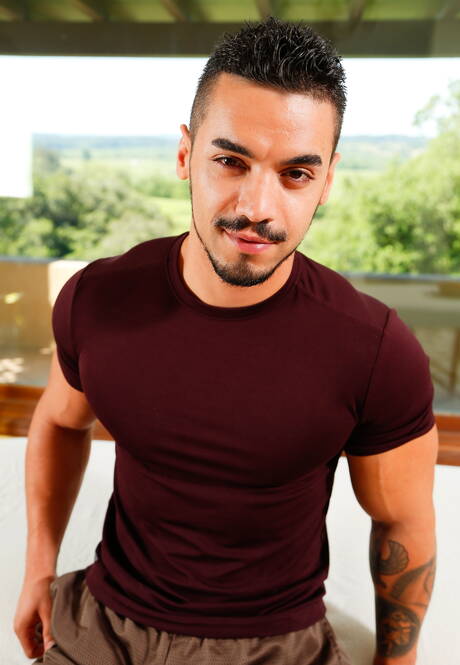 De husky-man Arad en de knappe Amerikaanse jongen Austin Everett zuigen en neuken elkaar