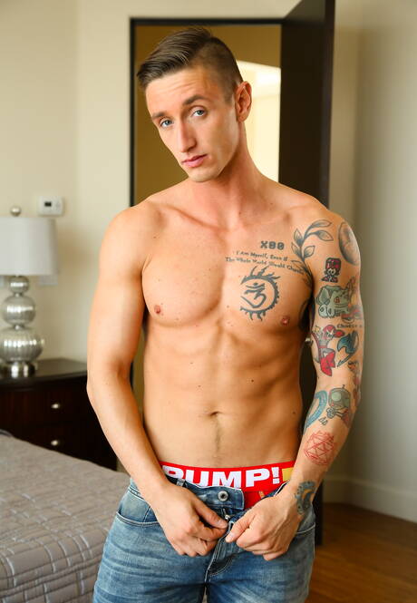 Os simpáticos amigos americanos Scotty Zee e o garanhão peludo Lance Ford fazem um sexo quente de casal