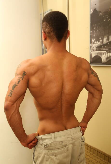 Il bel ragazzo argentino Flex mostra un corpo perfetto