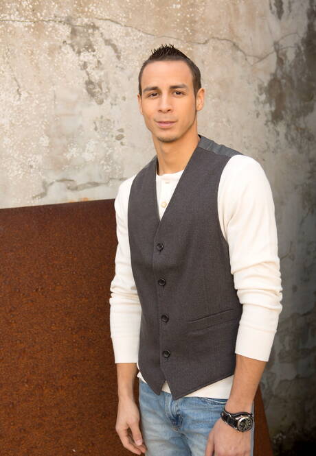 El musculoso latino Cooper Adams posando desnudo y mostrando su culo