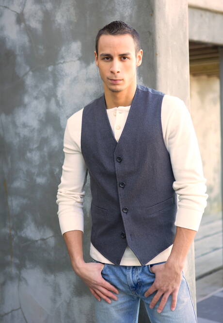 Latynoski, muskularny Cooper Adams pozuje nago i pokazuje tyłek