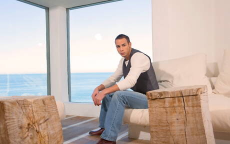 Latynoski, muskularny Cooper Adams pozuje nago i pokazuje tyłek