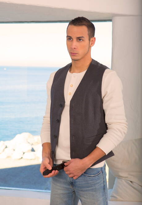 Latynoski, muskularny Cooper Adams pozuje nago i pokazuje tyłek