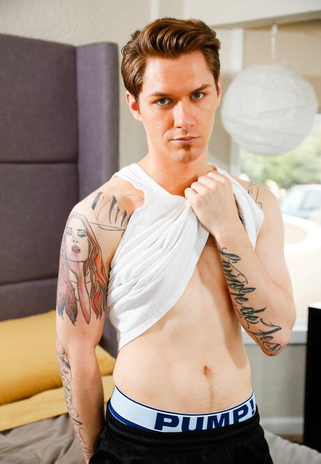 Deux garçons américains, le minet chaud Zak Bishop et le super étalon Casey More, baisent le cul après avoir sucé une bite