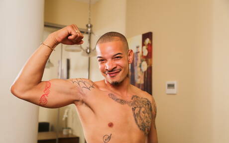 Der Hengst Red A und der Muskelprotz Kyd Leo beim Analsex zwischen Schwarzen und Weißen