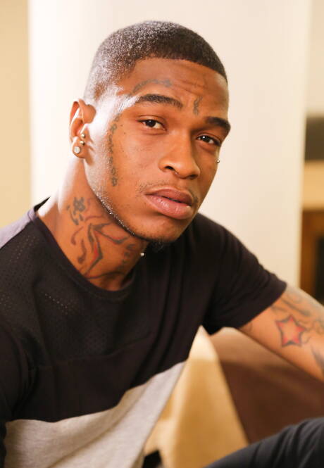 Der Hengst Red A und der Muskelprotz Kyd Leo beim Analsex zwischen Schwarzen und Weißen