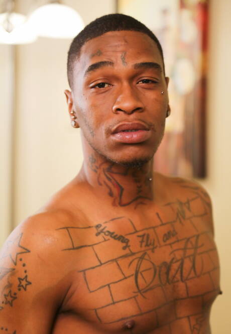 Der Hengst Red A und der Muskelprotz Kyd Leo beim Analsex zwischen Schwarzen und Weißen