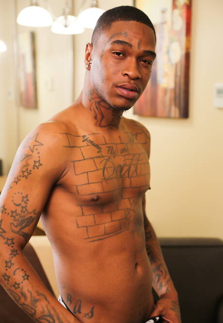 Der Hengst Red A und der Muskelprotz Kyd Leo beim Analsex zwischen Schwarzen und Weißen