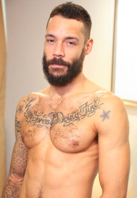 Muskularny Dylan Henri i kanadyjski przystojniak Caleb King uprawiają dobry seks oralny