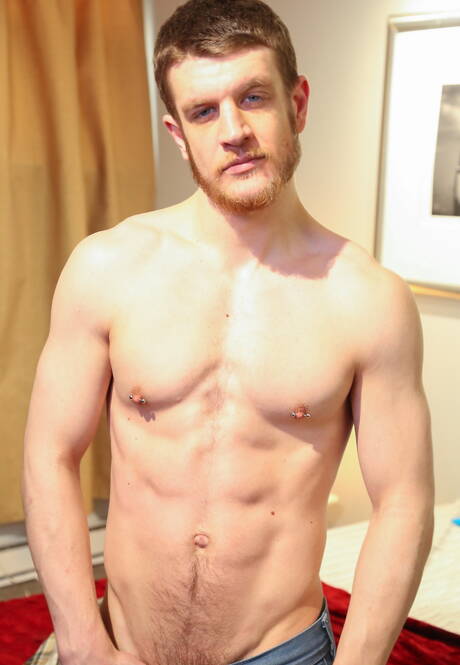 Muskularny Dylan Henri i kanadyjski przystojniak Caleb King uprawiają dobry seks oralny