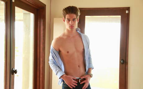 O bonitão americano Javier Cruz e o jovem Michael Del Ray fodem a bunda depois de chupar