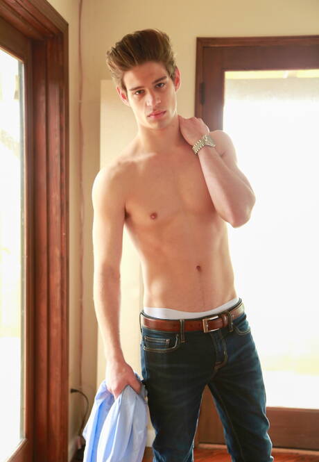 O bonitão americano Javier Cruz e o jovem Michael Del Ray fodem a bunda depois de chupar