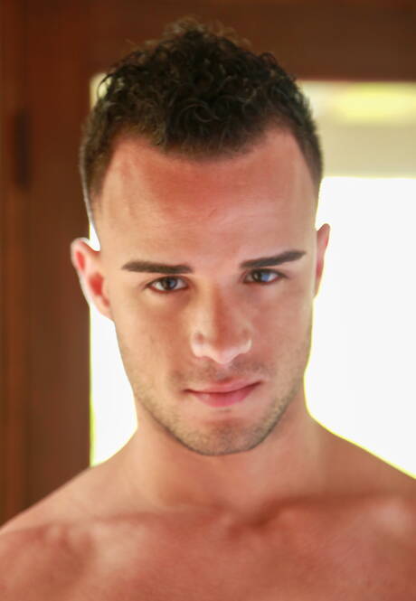 O bonitão americano Javier Cruz e o jovem Michael Del Ray fodem a bunda depois de chupar